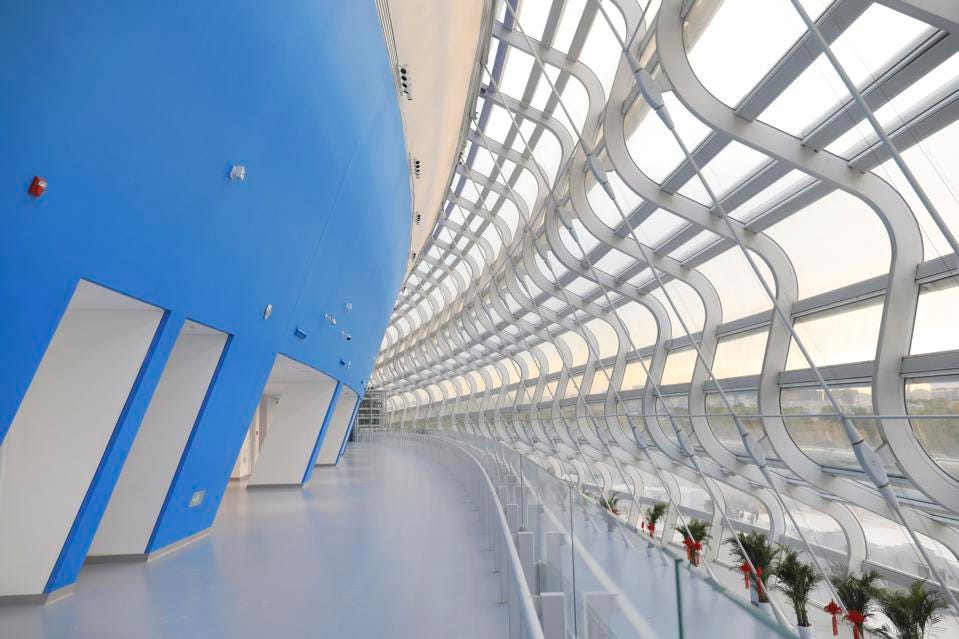 tdnewcomb's tweet photo. Meet the Ice Ribbon—the only major new venue for the Beijing 2022 Winter Olympics—and the hall's 22 curved glass tubes with LED lighting, silver ceiling and @Populous design. My @ForbesSports post https://t.co/WALf6GXS7B https://t.co/itlPQfb8io