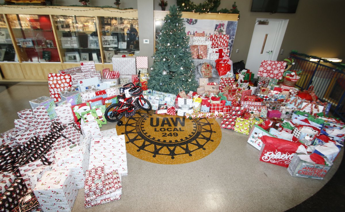 Uaw249's tweet photo. This Christmas season, UAW Local 249 wanted to have a direct impact on the families in our community. The Local and our 12 standing committees worked to provide Christmas Blessings in the form of presents, dinner or much needed assistance during the holidays. https://t.co/sYYsbLLLZ6