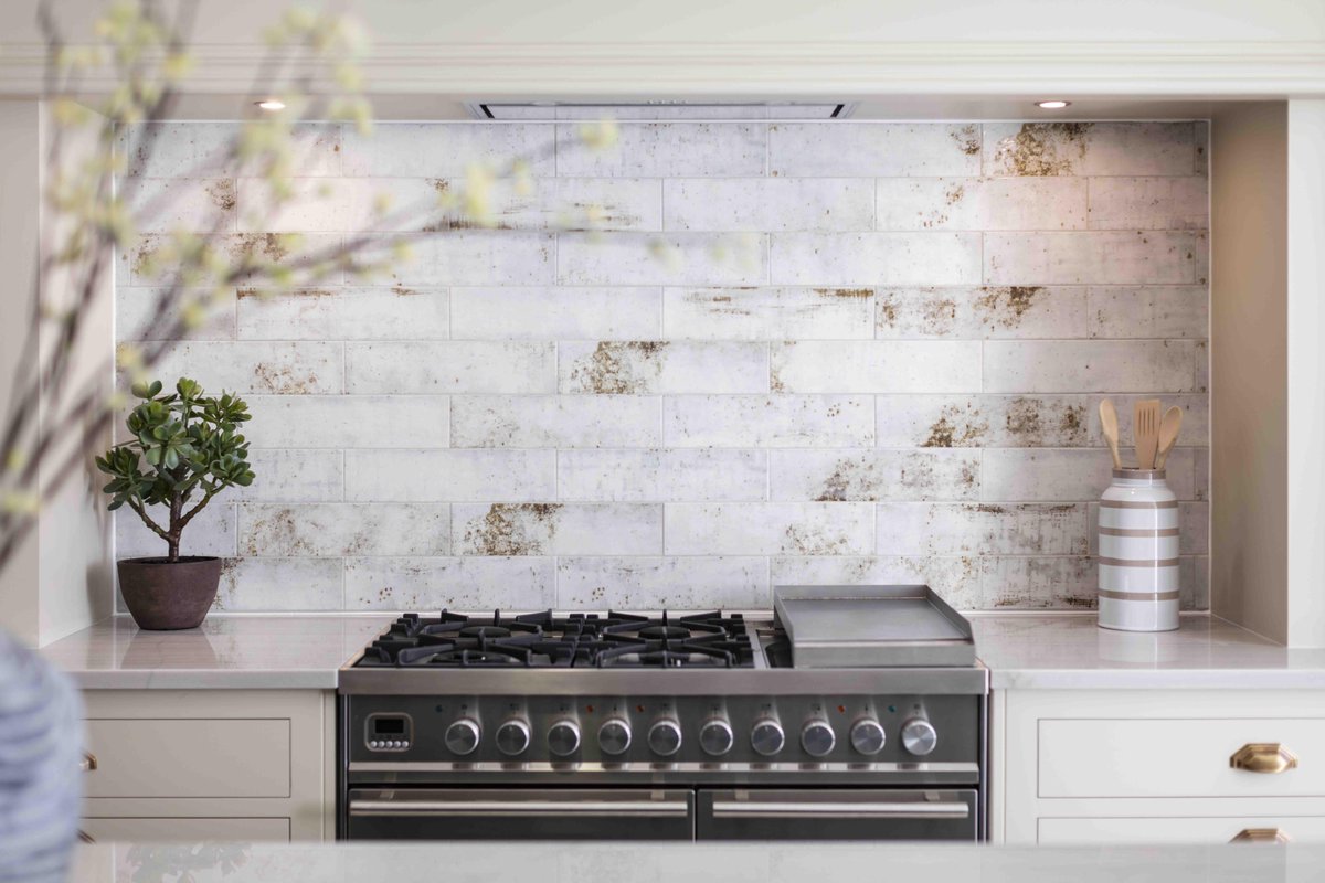 Introduce some wow-factor into your kitchen redesign with a statement splashback. With a wide variety of options to choose from — including specialised marble and bespoke tiling. Why not chat to one of our talented designers to find out more? bit.ly/2ZK17MV