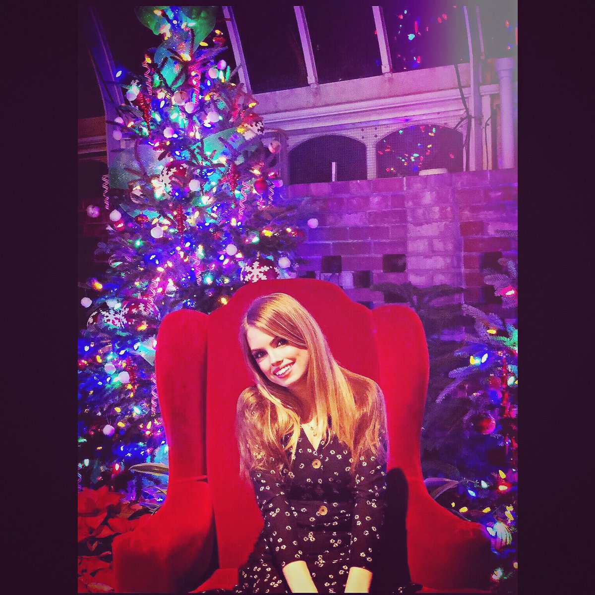 SarahPuhala's tweet photo. #ThrowbackTuesday to Christmas time in the city..🎶🎄✨ #ChristmasWeek #Joy #Sparkling #RingALing #ActorLife 🎭✨🎶🎄💙 https://t.co/tYN8ZQxhxC
