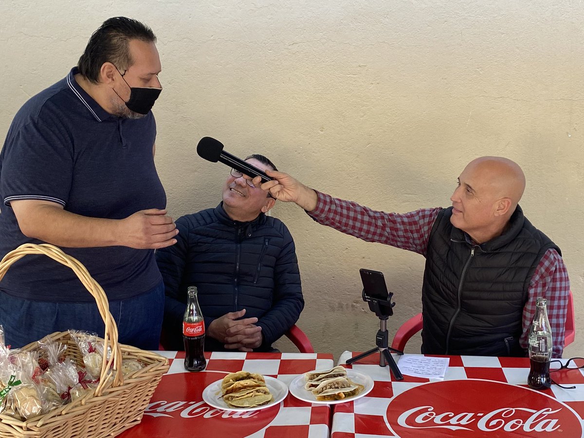 AsiEsMonterrey's tweet photo. Y obviamente @mrpolimero no se podía ir sin #batear jajaja ya el propietarios de @OliTacosSP mi amigo @Luis_KRLSOV esta sirviendo algunos de sus guisos. https://t.co/agRpl6mcdp