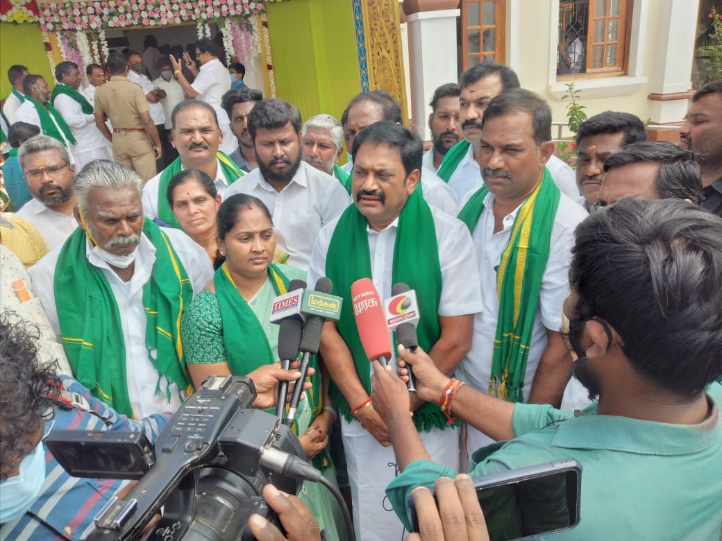 SangeethaBjp's tweet photo. உழவர் பெருந்தகை, முன்னாள் மாநில விவசாயிகளின் சங்கத்தலைவர் ஐயா திரு. நாராயணசாமி நாயுடு அவர்களின் 37வது நினைவேந்தல் நிகழ்ச்சியில் அவரை வணங்கி மரியாதை செலுத்தப்பட்டது. இந்நிகழ்வில் மாநில விவசாய அணி தலைவர் திரு. G.K. நாகராஜ் அவர்கள் கலந்து கொண்டார். https://t.co/VPlIj0CY6b