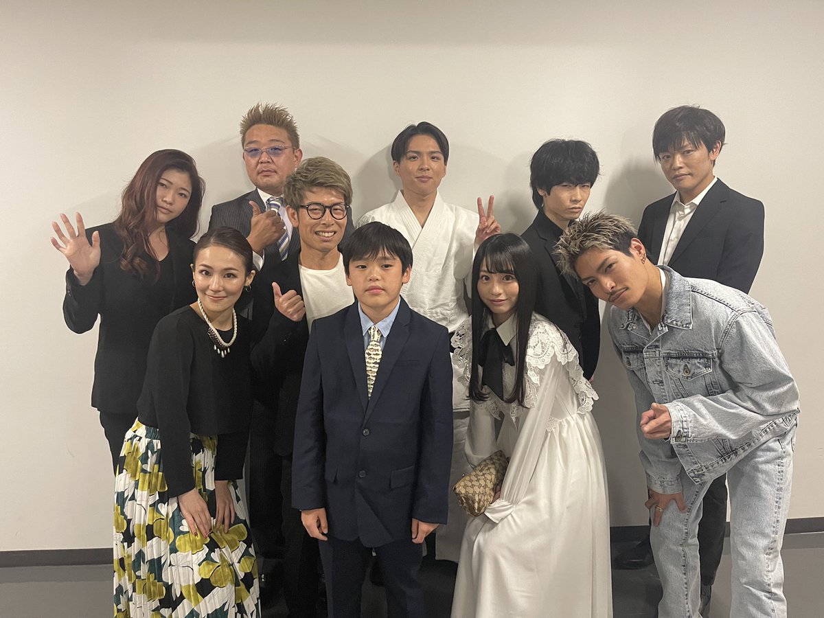 son_d_min's tweet photo. 「ものまねグランプリ」

松坂桃李さんのそっくりさんとして「トルネードそっくりSHOW！」に映り込ませていただきました。とても畏れ多い！

こんな大口開けて笑っちゃったらもう「村民代表南川」なんですよ。

トルネード集合写真、思い出です！
#ものまねグランプリ

https://t.co/ccxNLuFQ7E https://t.co/9T8mgI2Q4Y