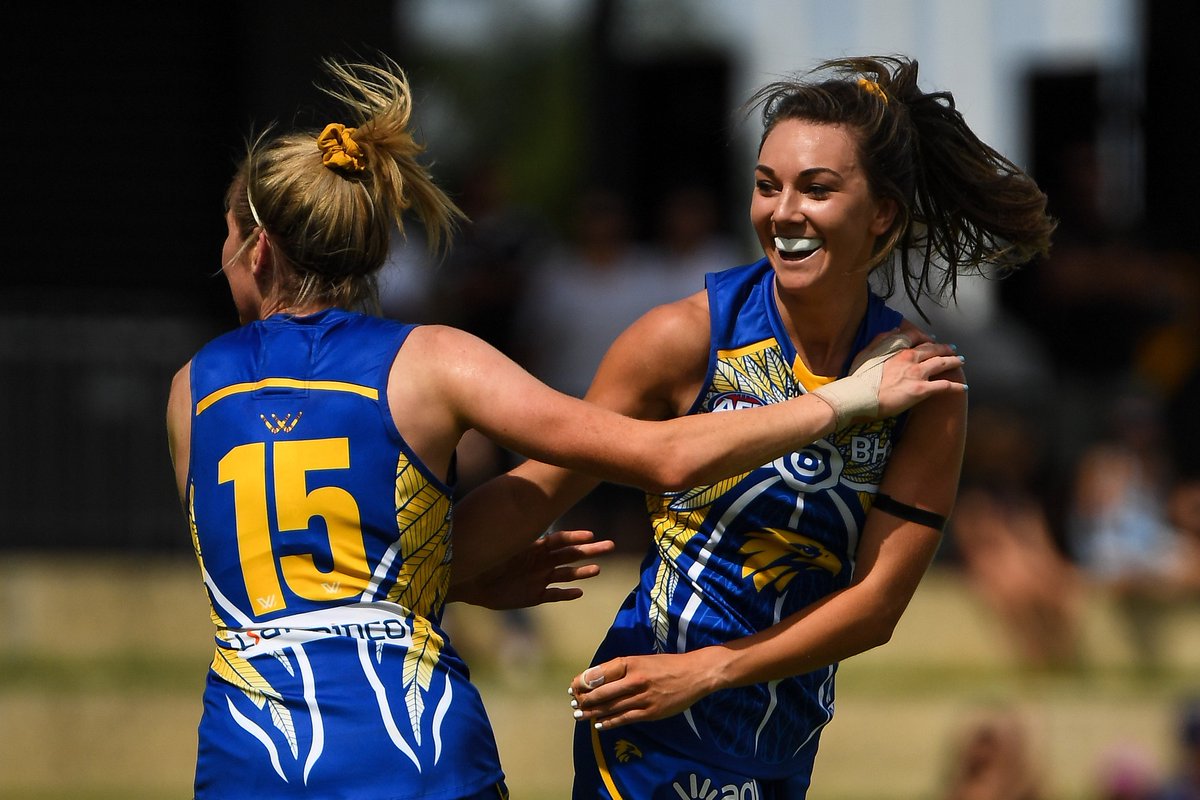 eaglesaflw's tweet photo. Worst teammate on social media? 📲 Have you looked up your own highlights reel? 📽️

10 QUESTIONS WITH THE KELLY SISTERS --> https://t.co/SZMpv1o7lz https://t.co/QSioFkB102