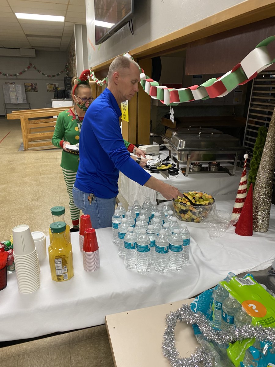 LVLASERS1645's tweet photo. Staff were treated to a holiday breakfast this morning.  With the help of parent volunteers to supervise students, they were able to sit down and enjoy each other and some mindful bites. #LVLasers @NeenahSchools https://t.co/AXOYwcYzaC
