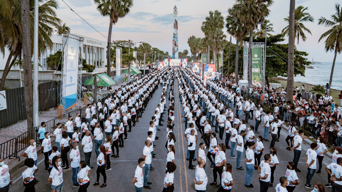 gwr_es's tweet photo. Felicitaciones AZ Film Producciones por alcanzar el título de récord por el baile de bachata más grande del mundo con la impresionante cantidad de 489 parejas bailando en el Malecón de Santo Domingo, República Dominicana el 11 de diciembre #RepublicaDominicana #GWR @rdromperecord https://t.co/VlHtV0V84d