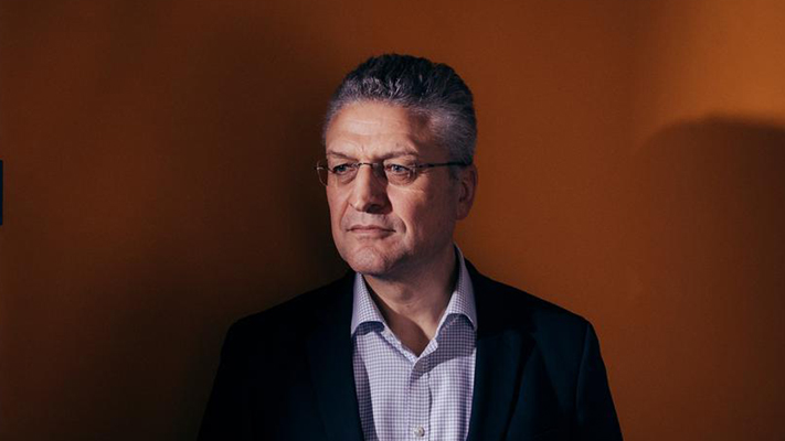 Offensicht hat das RKI ohne Absprache mit der Regierung "maximale Kontaktbeschränkungen" noch vor Weihnachten empfohlen, während letztere einen Lockdown vor Weihnachten ausschließt.
Lasst uns deshalb #DankeWieler in die Trends bringen.