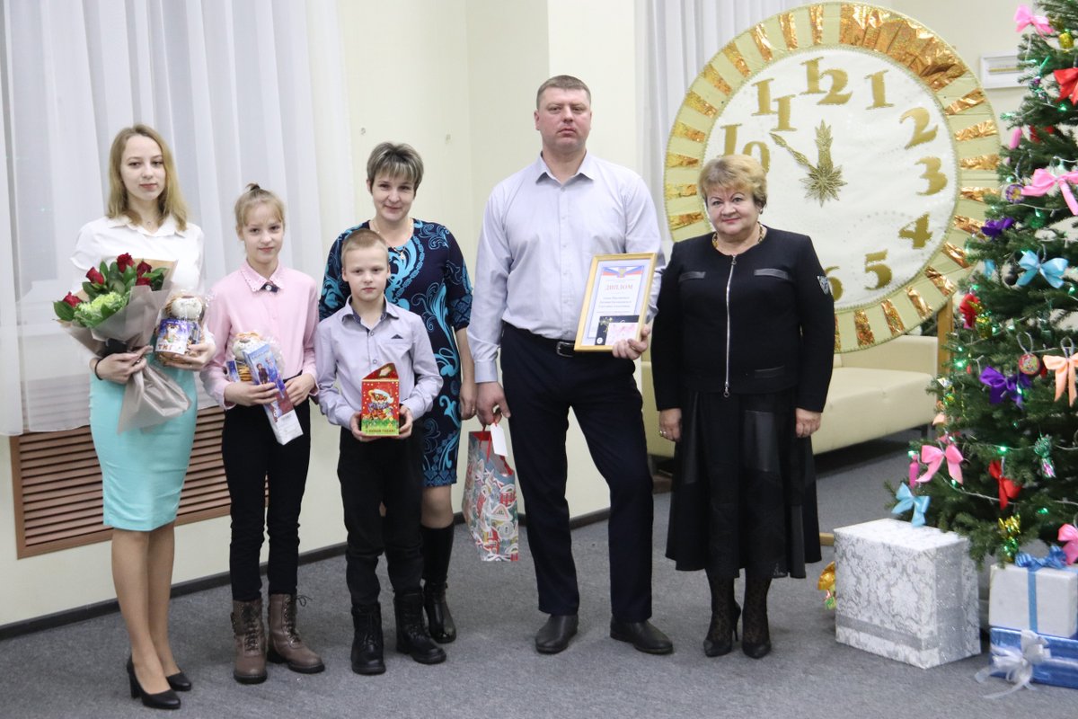 <a href="/Tularegion71/">Правительство ТО</a> Призерам и победителям районного конкурса «Семья года - 2021» депутат Тульской областной Думы Алёшина Г.И. вручила дипломы и передала подарочные наборы