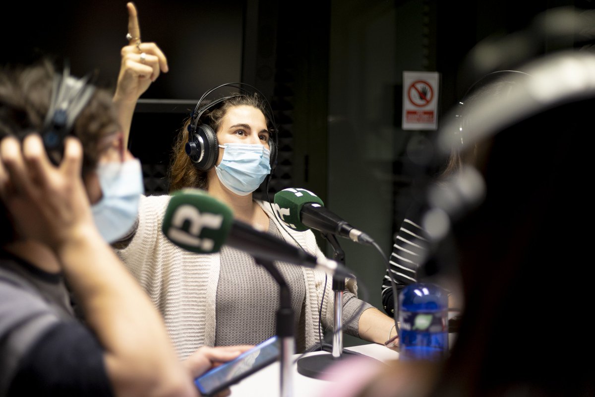radiofonics's tweet photo. 🎄 Especial de Nadal amb @Frank_Blanco.

📻 1 hora per crear un programa de 30 minuts. L'alumnat del Màster 360 s'ha dividit en dos grups:

2 presentadors
2 reportatges exteriors
2 productors
2 seccions

👉 Abans d'acabar l'any, toca posar-nos a prova. https://t.co/EjVaollAFQ
