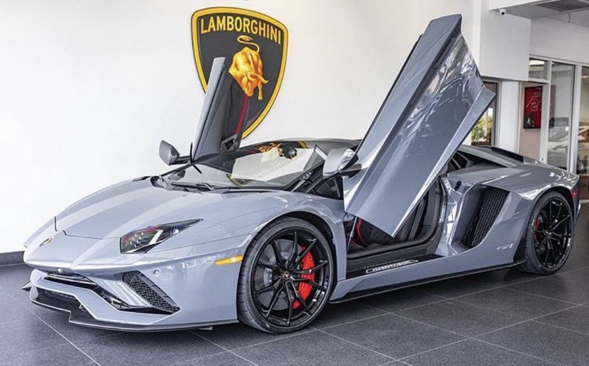BaldacciSzn's tweet photo. Bentley Bentayga 🥶
Rolls Royce Cullinan🥷🏾
Lamborghini Aventador👩🏽‍🚀

Davido’s Garage is pure luxury💯 https://t.co/LGINqoH9tJ
