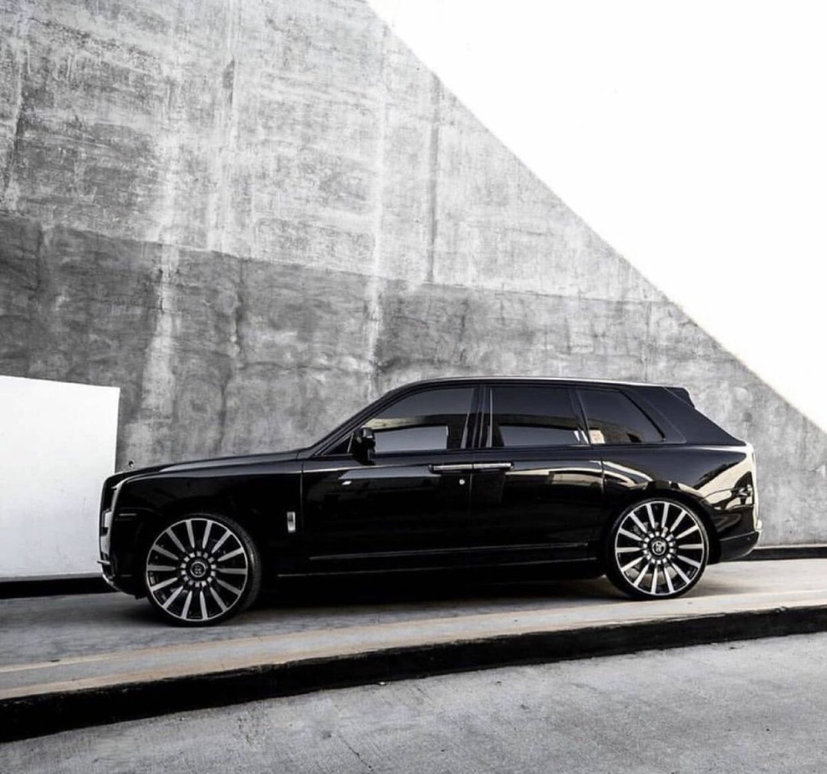 BaldacciSzn's tweet photo. Bentley Bentayga 🥶
Rolls Royce Cullinan🥷🏾
Lamborghini Aventador👩🏽‍🚀

Davido’s Garage is pure luxury💯 https://t.co/LGINqoH9tJ