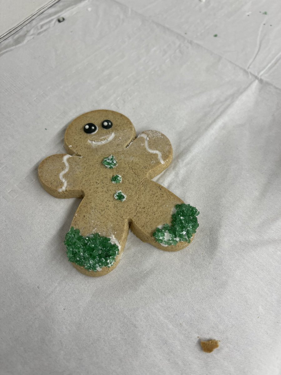 HowardMA20's tweet photo. Happy Holidays from Howard High School of Technology 🎁 https://t.co/puM4Xbc8sA