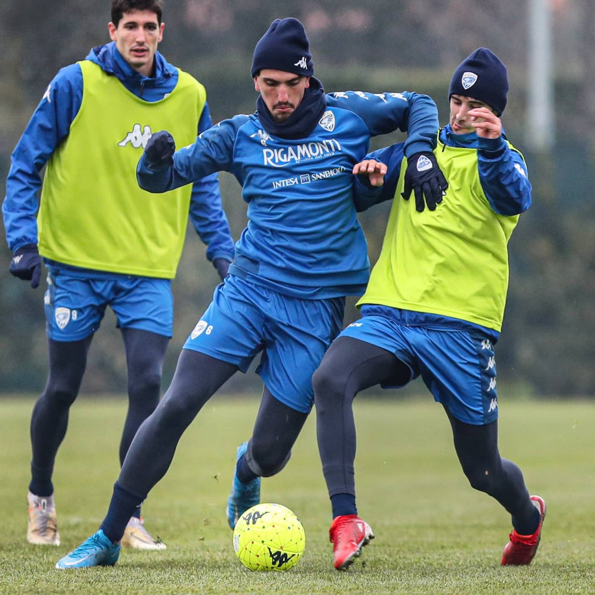 BresciaOfficial's tweet photo. L'unica strada che conosciamo. Allenamento al pomeriggio per le Rondinelle. Domani doppio! 💙👊

#REGBRE
#SerieBKT 
#Forzabrescia⚪️🔵🦁 https://t.co/ljmupEq6uA