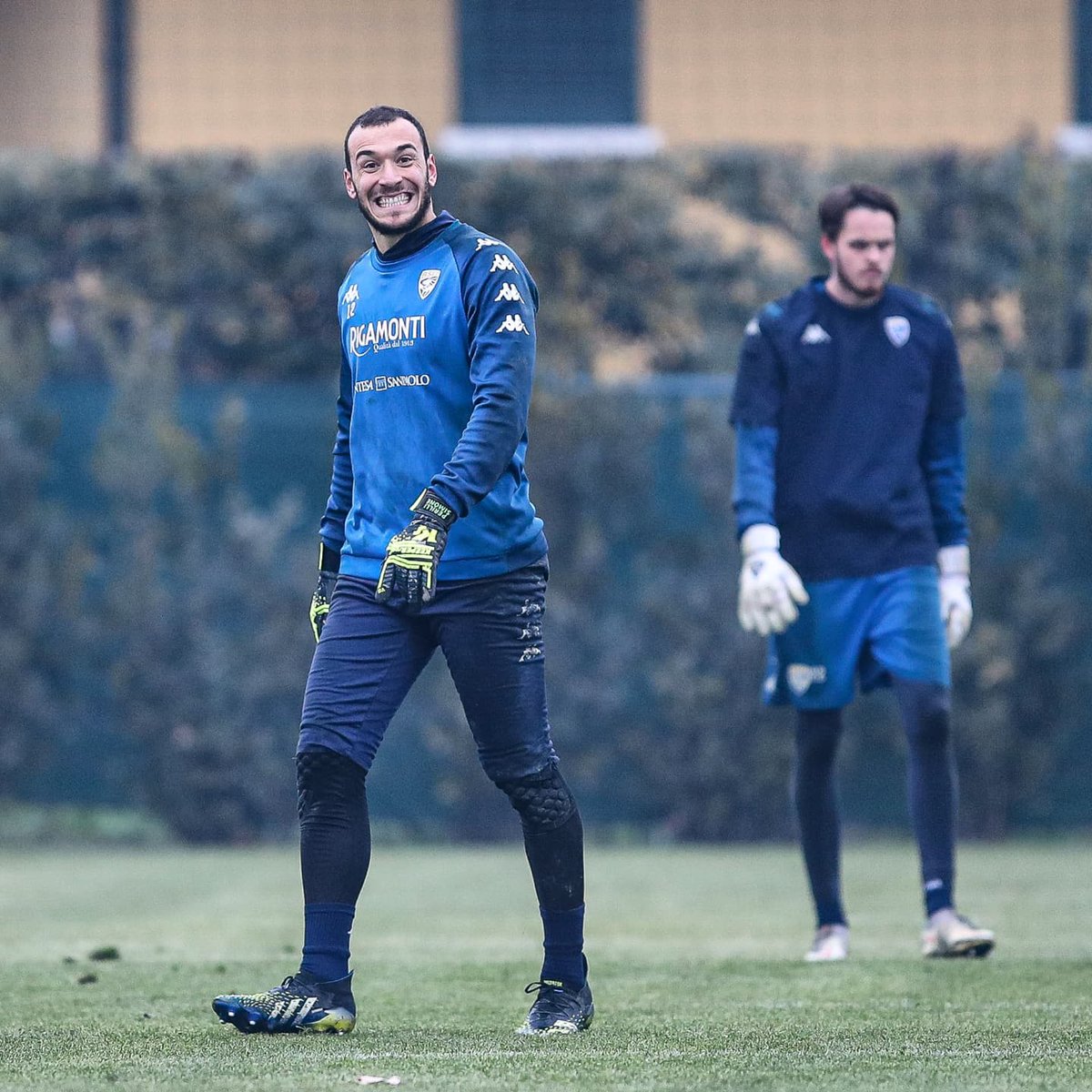 BresciaOfficial's tweet photo. L'unica strada che conosciamo. Allenamento al pomeriggio per le Rondinelle. Domani doppio! 💙👊

#REGBRE
#SerieBKT 
#Forzabrescia⚪️🔵🦁 https://t.co/ljmupEq6uA