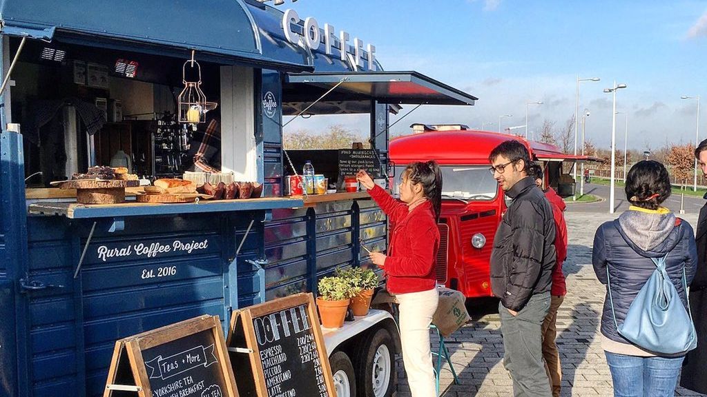 Established in 2016, @RuralCoffeeProj has combined a love for supporting #local businesses, sustainability &amp; the #outdoors. Serving coffee, tea &amp; home baked cakes in #Cambridge from a converted Land Rover Defender &amp; vintage Horsebox. Find out more here: bit.ly/3IFWmWs