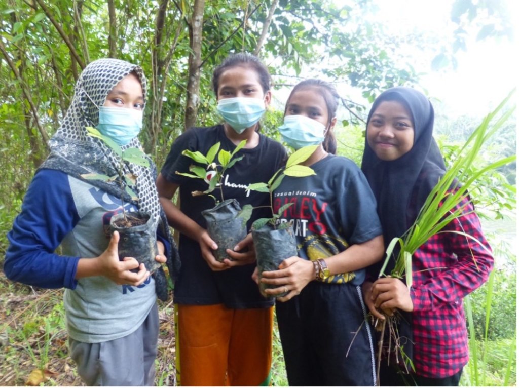 ⭐ SOS Highlights of 2021 ⭐

Number 7: Leuser Nature School

Now in its 4th academic year, the Leuser Nature School is going from strength to strength. Pupil numbers keep going up and everyone is doing well in classes, whether maths and science or tree planting and permaculture.