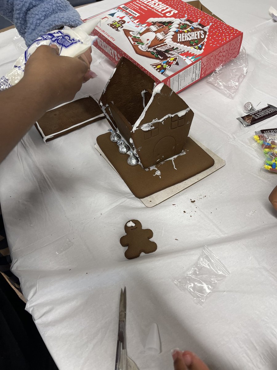 HowardMA20's tweet photo. Gingerbread House and Men https://t.co/KSacVUOr7k