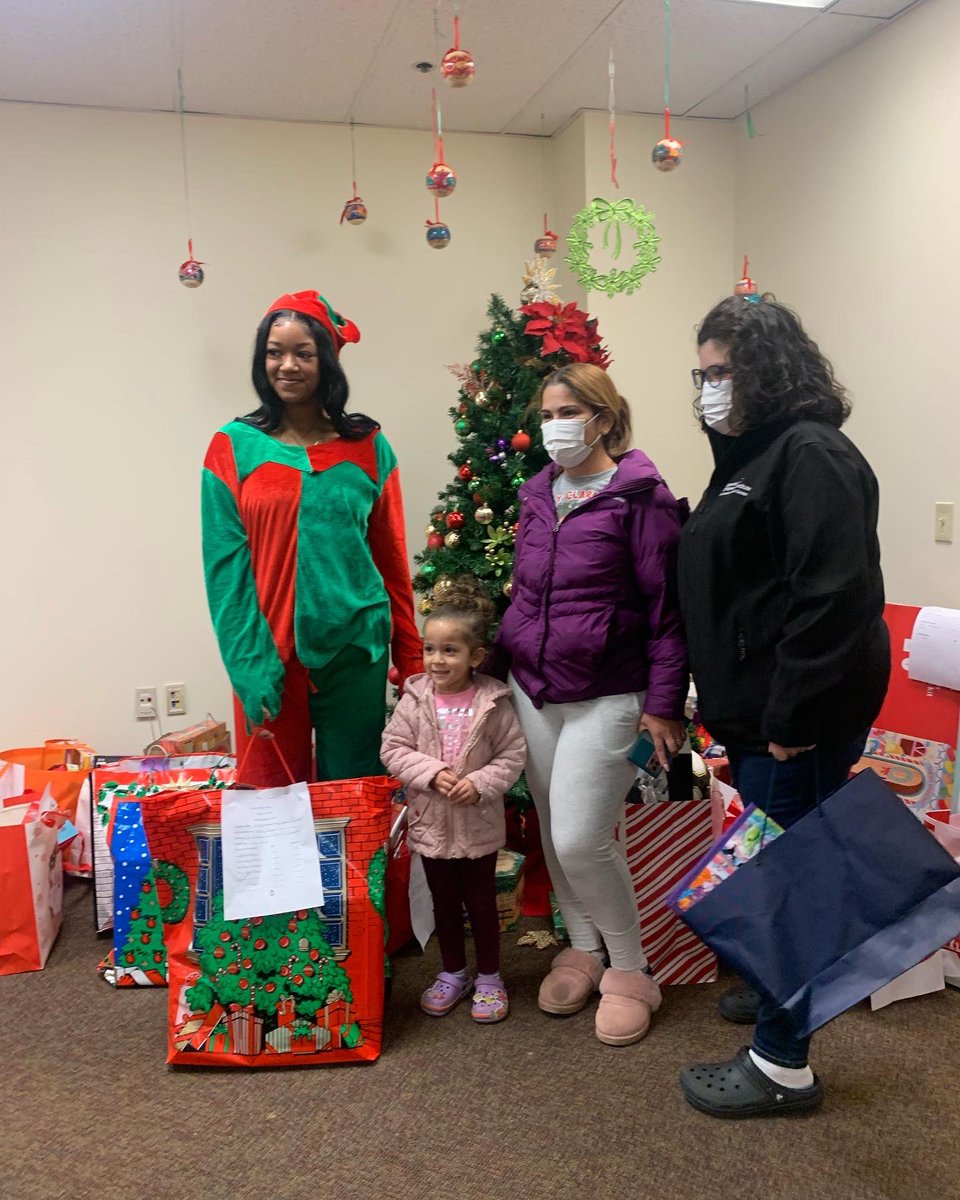 CRI_IncCT's tweet photo. We are so excited to share the holiday joy with #MilnerMiddleSchool, Horace Bushnell Senior Center and community First School - Over 500 toys were provided from #toys4tots!

Major thank you to everyone especially our Work Ready Team for all their hard work! ❤️ https://t.co/5Sizuy6aig