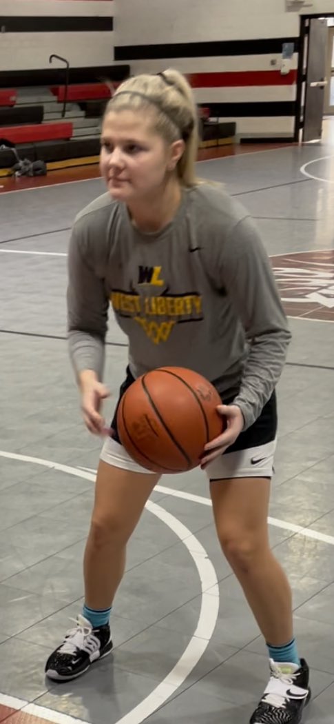 JustScoreBaske1's tweet photo. The holidays are my favorite when my college players get to come briefly and we get to workout . I have been blessed to work with @baileerose14 since she was a little girl and the relationships are the best . To see them chase a dream and then to see them live it is priceless ! https://t.co/tyajGfVieP