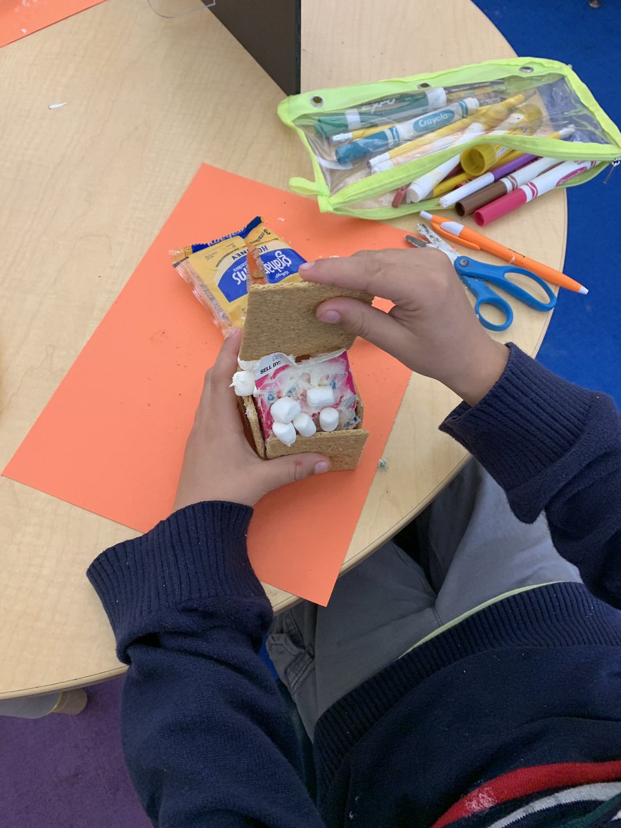 JaniseStout's tweet photo. Gingerbread house making time! They are having a ball! @jmfeclc #juntospodemoslb https://t.co/pjJtMVachR