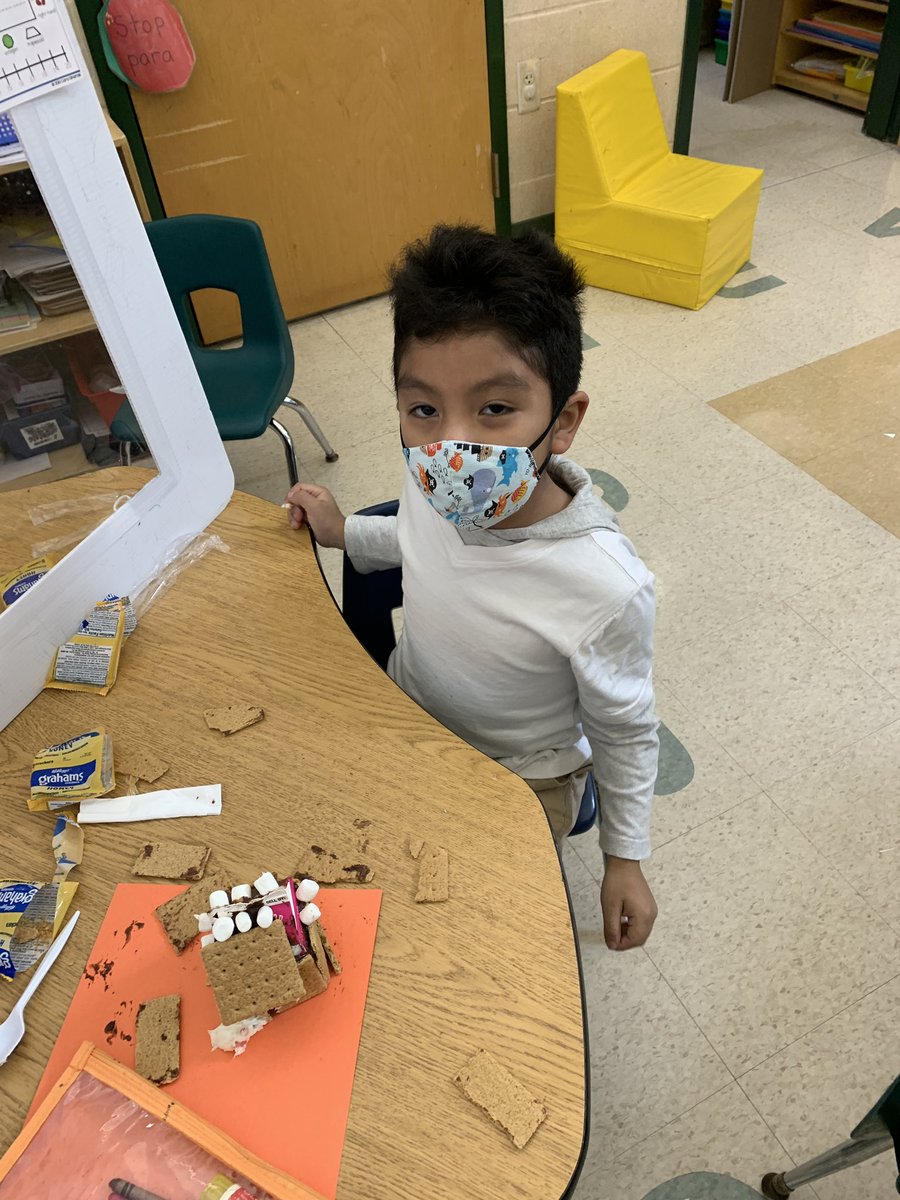JaniseStout's tweet photo. Gingerbread house making time! They are having a ball! @jmfeclc #juntospodemoslb https://t.co/pjJtMVachR
