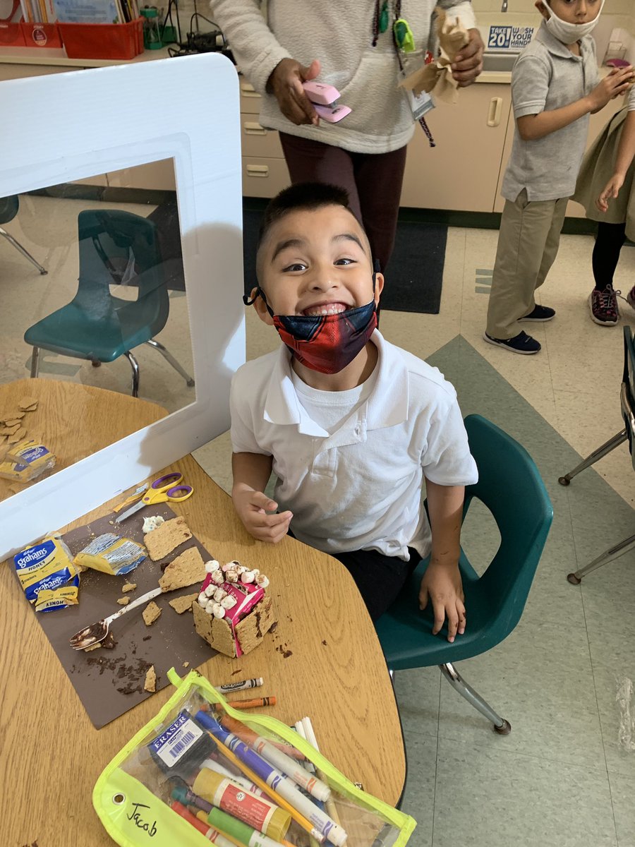 JaniseStout's tweet photo. Gingerbread house making time! They are having a ball! @jmfeclc #juntospodemoslb https://t.co/pjJtMVachR