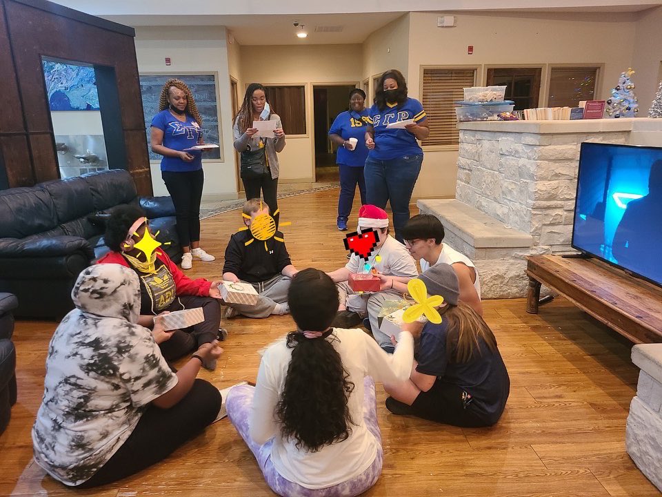 sgrhomocity's tweet photo. What a fun Christmas party with the cool kids at Parks Youth Ranch! Time spent serving others and building relationships is always time well spent. Huge thanks to our super SPEAR committee and to all Sorors who contributed to this great service event! #etsspear #sgrho  #eliteets https://t.co/jNOutMiYSG