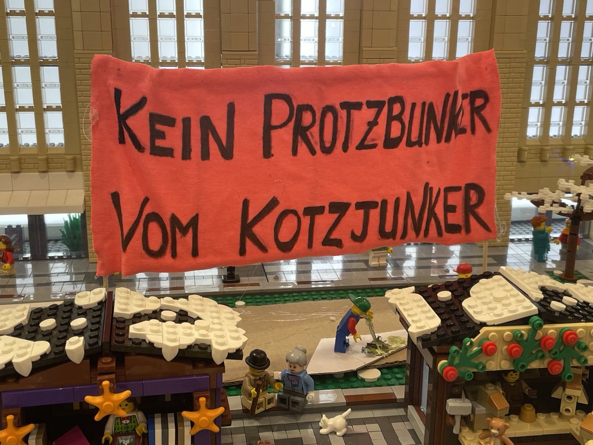 retep_kire's tweet photo. "Kein Protzbunker vom Kotzjunker" #Signa #Benko https://t.co/es3uHQERIz