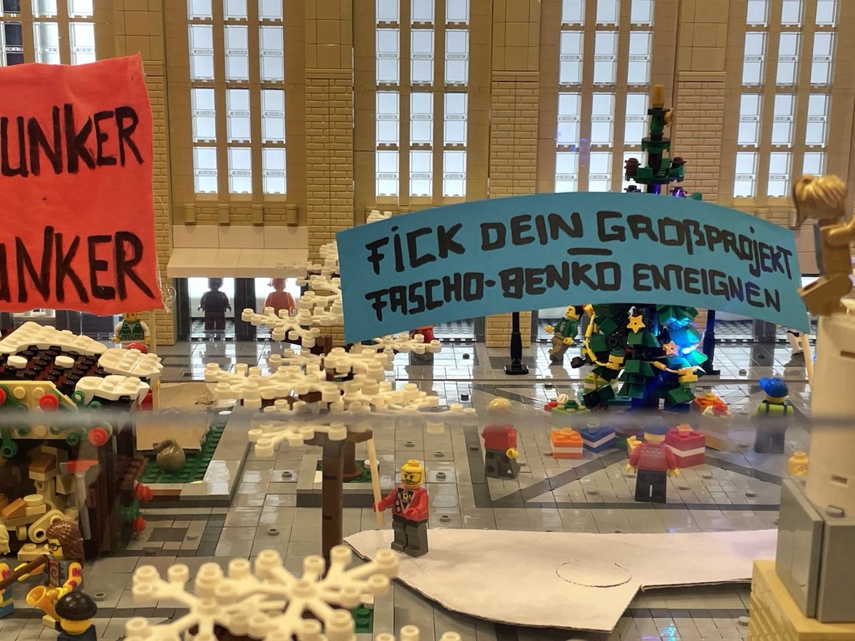 retep_kire's tweet photo. "Kein Protzbunker vom Kotzjunker" #Signa #Benko https://t.co/es3uHQERIz