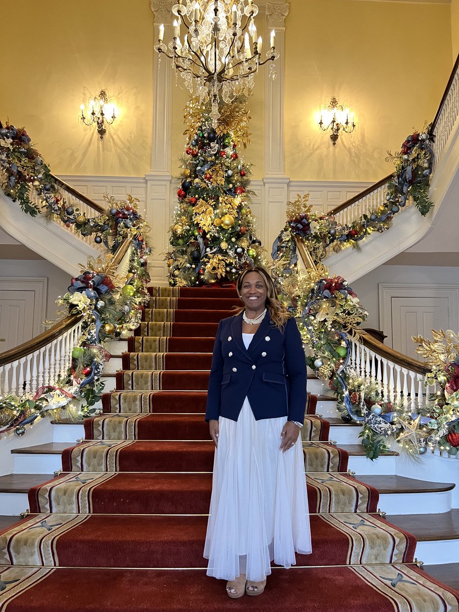 DrelleGee's tweet photo. Merry Christmas,
From me @ the Governor’s Mansion. #NBCT #NBCTstrong #AEANBCTJumpstart #ICSFirstLadyNBCT #Jefco https://t.co/wKbvqRYfJV