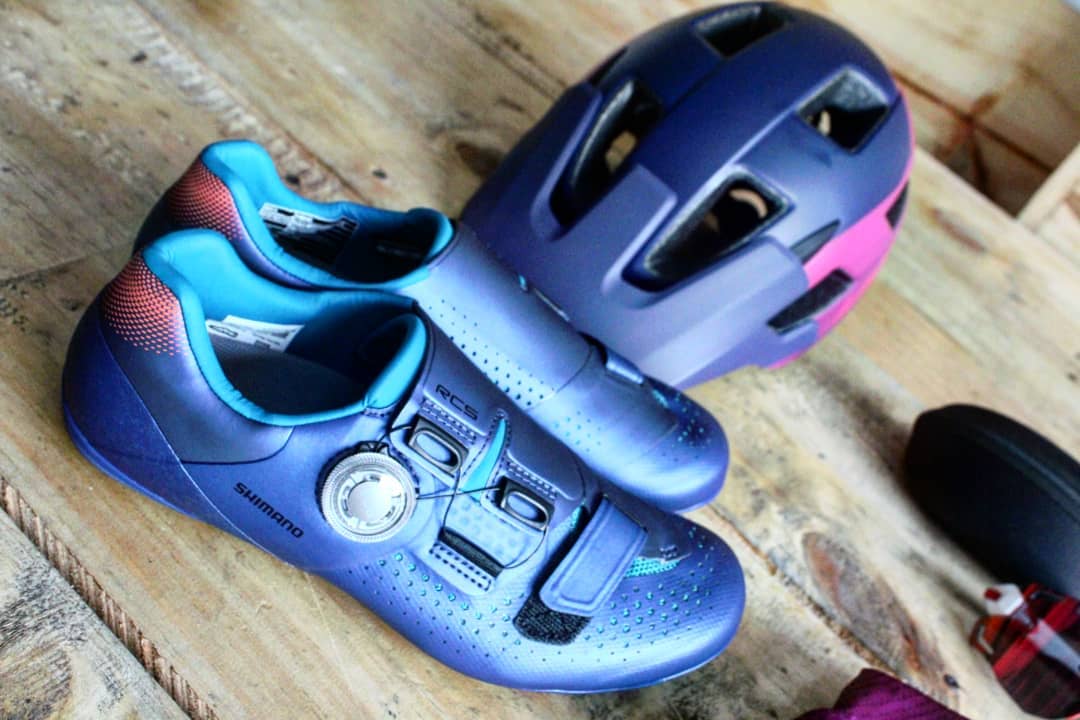 Las zapatillas RC500 W de mujer para carretera de rango medio, ligeras y de gran rendimiento cuenta con la estructura del empeine envolvente reduciendo el solapamiento y se ajustándose como un guante.
#zapatillasshimano #zapatillasciclismo #zapatillasmujer #shimanomexico