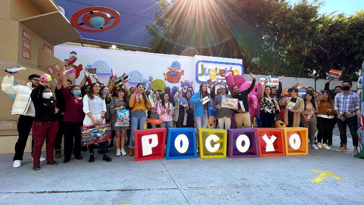 gruposalinas's tweet photo. Para el equipo de @Azteca, siempre es un gusto unirse al @JuguetonAzteca y este año no fue la excepción. 🤩
Con mucho entusiasmo y alegría, se sumaron a esta importante colecta para hacer sonreír a las niñas y niños de nuestro país este 6 de enero.
#HagamosSonreíraMéxico https://t.co/vAFHoXCUg7
