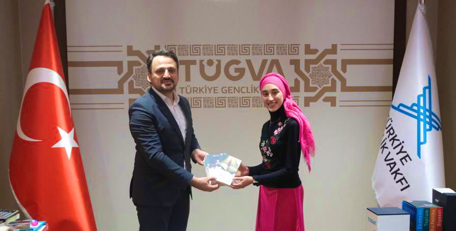 eminogluenes's tweet photo. Merve kardeşimiz ile #Mekandayız

Vakfımızın çalışmalarında kendini keşfetmiş, ABD’de Prof. Dr. Aziz Sancar Hocamızın görev yaptığı üniversiteye, Türkiye'den onur öğrencisi olarak kabul edilen Merve Rida Bayraktar'ı bugün vakfımızda ağırladık.

Sınırlara sığmayan bir gençlik😎👏 https://t.co/jxt7OOSfwd