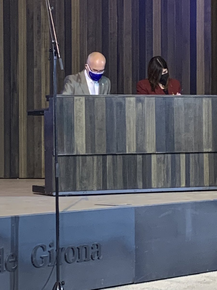 univgirona's tweet photo. El Dr. Quim Salvi signa el document de presa de possessió i la consellera @GemmaGeis signa la diligència de presa de possessió de Quim Salvi com a #rectorUdG https://t.co/iqQ4oRiT20