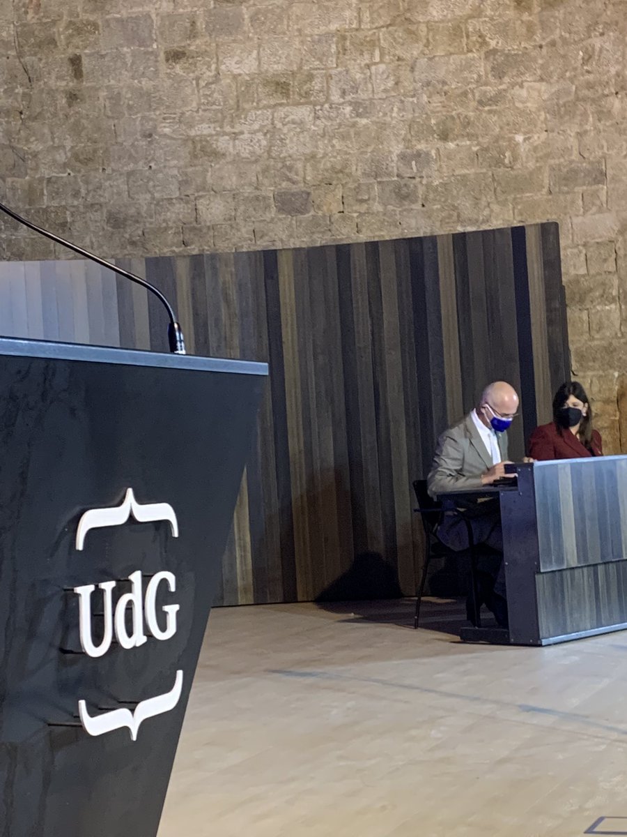 univgirona's tweet photo. El Dr. Quim Salvi signa el document de presa de possessió i la consellera @GemmaGeis signa la diligència de presa de possessió de Quim Salvi com a #rectorUdG https://t.co/iqQ4oRiT20