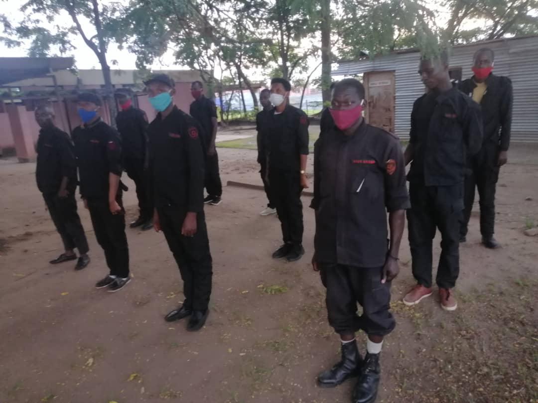 ukamenge's tweet photo. Les #agents de gardiennage du @ukamenge sont réunis dans l'objectif du #renforcement de l'#ordre et de la #sécurité du #Centre. Le respect des heures de visite, la #fouille des #véhicules et des #bagages sont indispensables. https://t.co/z6EdlolAIB