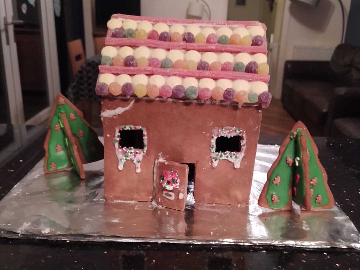 OliverSlt's tweet photo. Eldest daughter has been busy. All ready for Christmas now! https://t.co/MYYywBzHLy