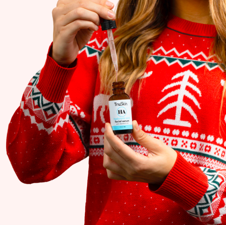 TruSkinOfficial's tweet photo. All I want for Christmas is Truuuuuuuuskin!🎁✨

Get your last minute shopping done, and give the gift of a glow this Holiday season! 

Save $5.00 now on our Age Defying 3-Pack bundle (which includes your favorite HA Serum!😉)

Shop Now: https://t.co/RWCcvTWs07 https://t.co/CKa5xiavDe
