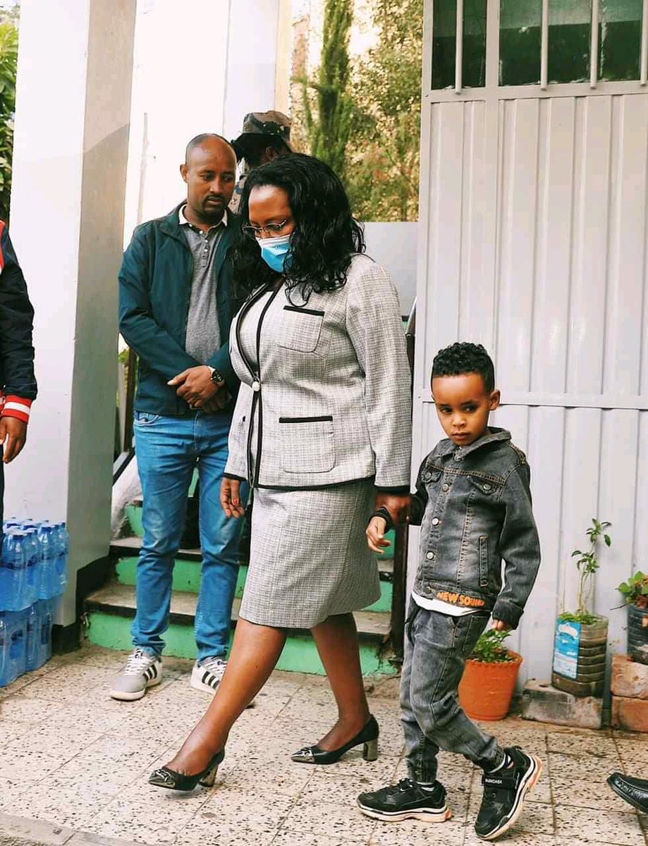 abi_ssynia's tweet photo. የእለቱ ምርጥ ፎቶ 

respect ...አዳነች አቤቤ https://t.co/A34T2q4OII