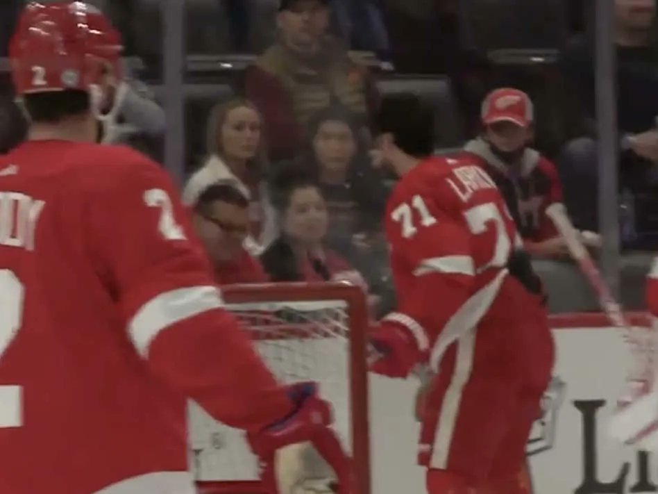 barstoolsports's tweet photo. Good Ol' Boy Dylan Larkin Hands Red Wings Fans A Crisp $20 After Knocking Over Their Beer During Warmups https://t.co/Eyb0qxVtis https://t.co/ypctgQXBNG
