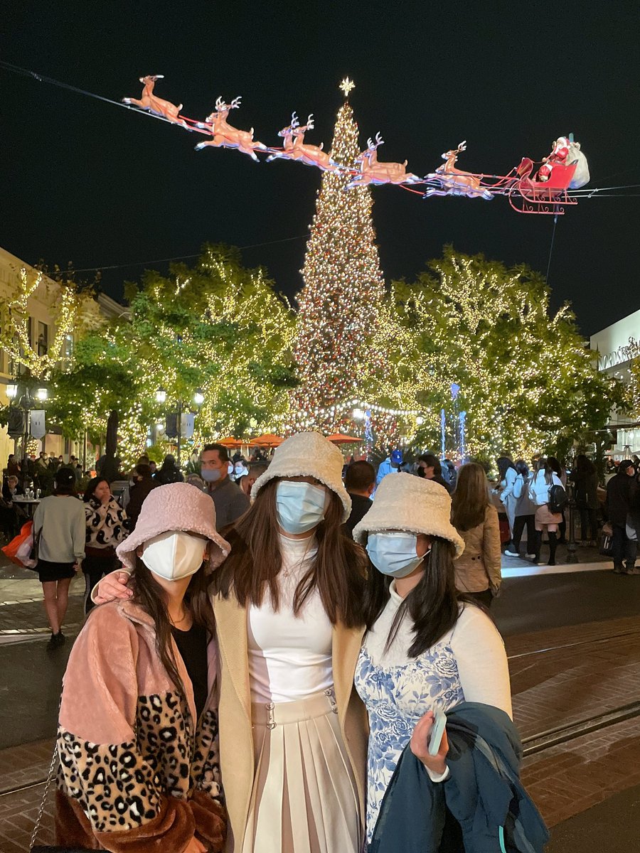 yoon4h's tweet photo. had a lovely evening wit @bonnibi @cheeryio @GayleKimberly hehe https://t.co/3s2gewzyDQ