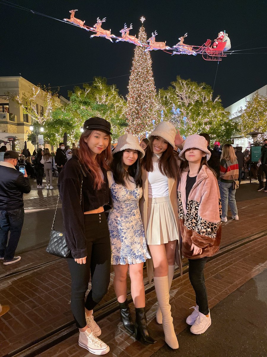 yoon4h's tweet photo. had a lovely evening wit @bonnibi @cheeryio @GayleKimberly hehe https://t.co/3s2gewzyDQ