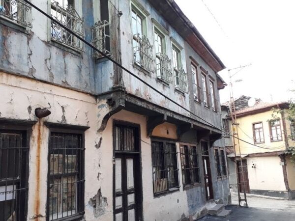 lavarlaa's tweet photo. ✍🏻 Kulüp dizisinin başardıklarıyla beraber Ankara’nın Yahudi Mahallesi’nden, burada yaşamış cemaatten ve mahallenin bugünkü halinden bahsetmek, Ankara’daki Yahudi mirasını yeniden hatırlamak için Can Bulubay (@matruskaninhici) yazdı.

https://t.co/QFxo29TkZJ https://t.co/Hx0svRYEqt