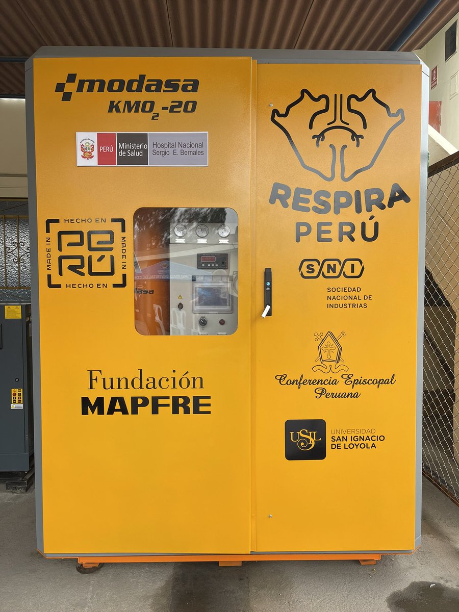 JulianTrinchet's tweet image. Que quieren que les diga. Hay días en que hay cosas que celebrar. Hoy he estado presente en la inauguración de la planta generadora de oxígeno que @fmapfre ha donado al Hospital Sergio Bernales, en Collique, una de las zonas muy castigada por el COVID en el Perú. Gracias FM