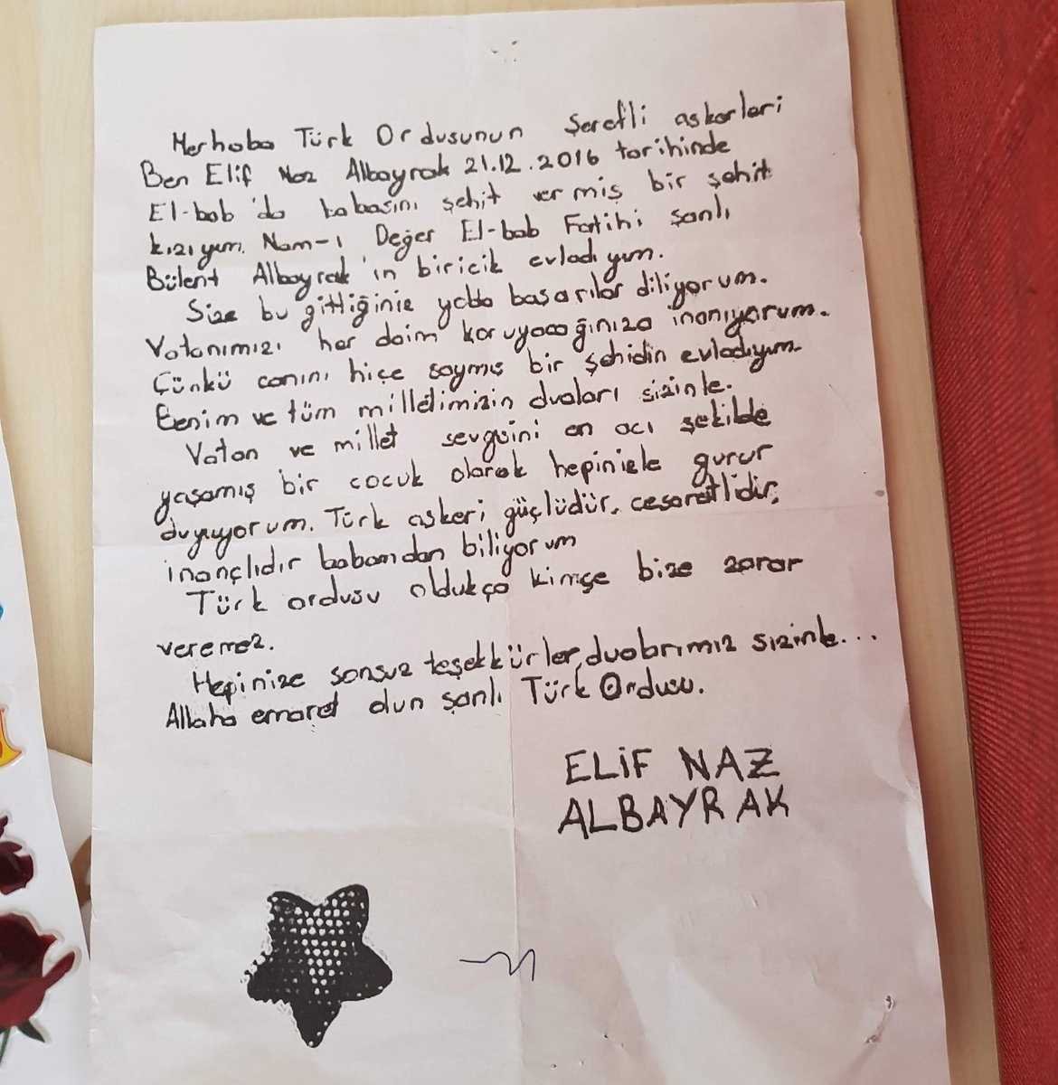 Şehit Binbaşı Bülent Albayrak'ın kızı Elif Naz'ın askerlerimize yazdığı mektup. Bu vatan sana minnettardır Elif Naz!