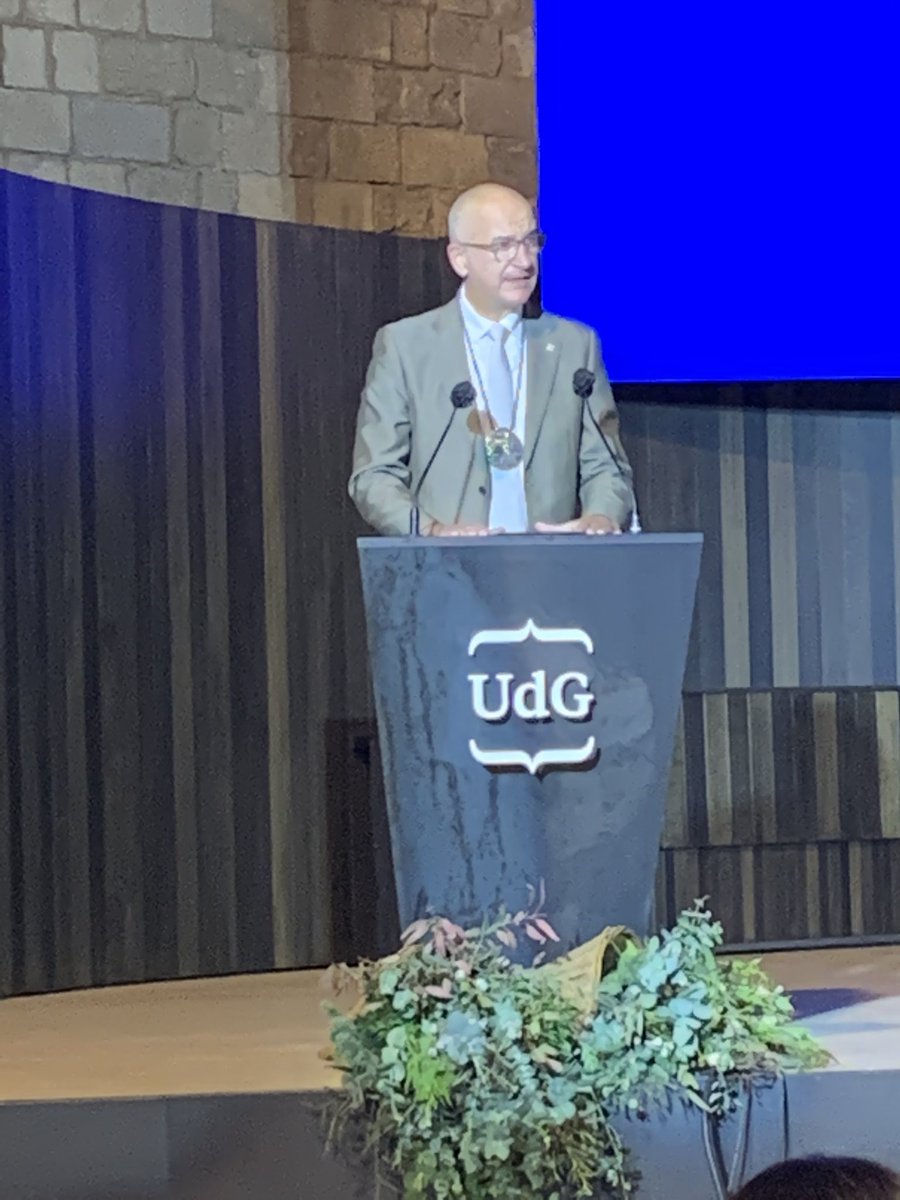 univgirona's tweet photo. El @rectorUdG Quim Salvi dedica la darrera part del seu parlament a la seva família, en to emocionat. 

#rectorUdG https://t.co/yKtYLHaEJK
