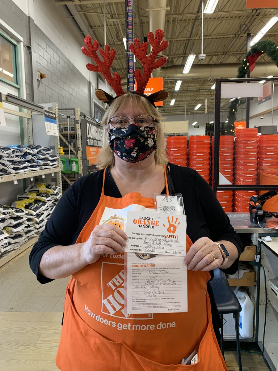 DanielleIrwin87's tweet photo. Congratulations Nancy on your #DoubleRecognition safety bravo&Homer award Keeping Others Safe @eugeneacosta9 @MattKeatinghd https://t.co/CKXFN46RMK
