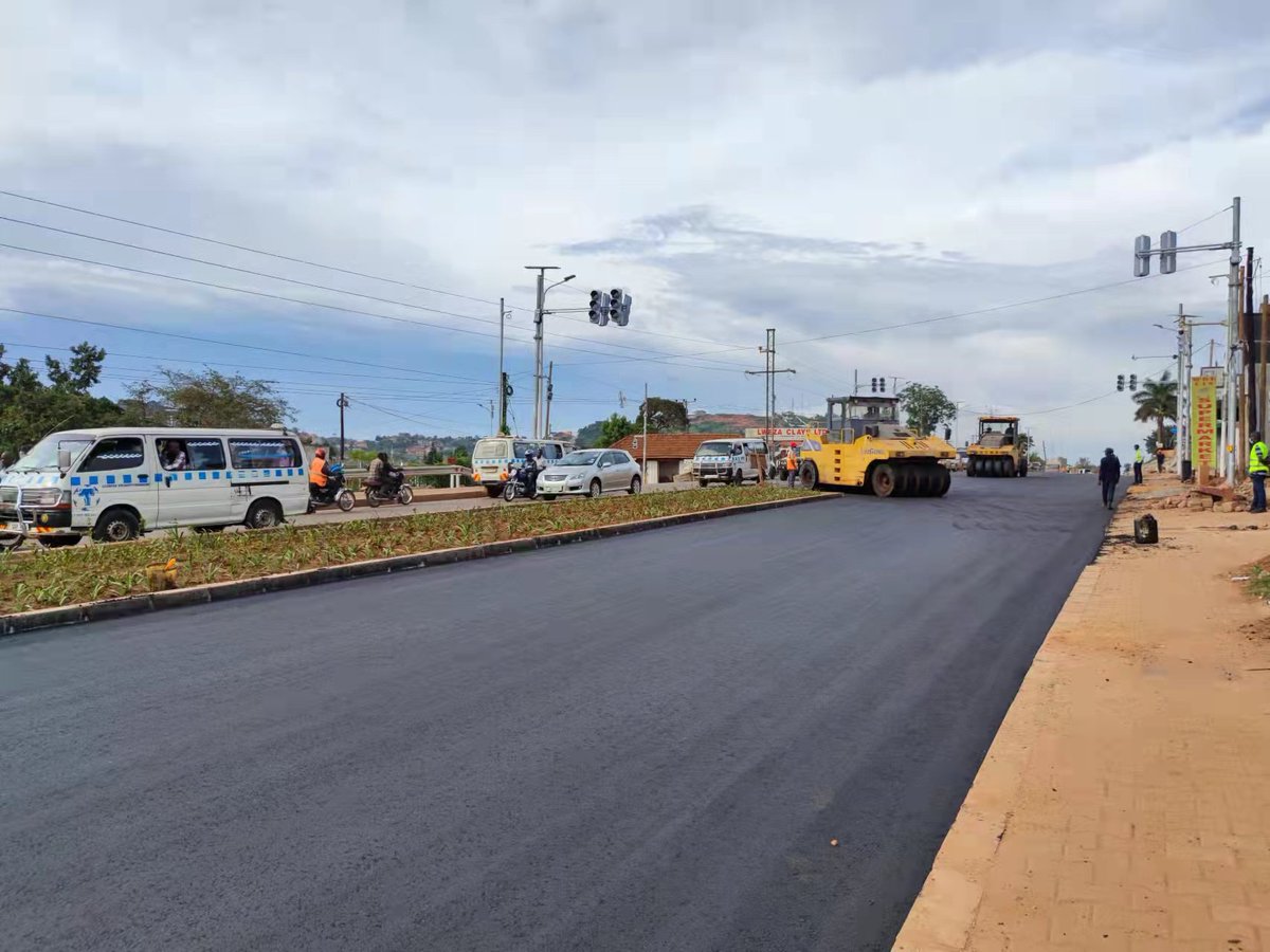 CSCEC_ES1201's tweet image. On December 20, the Upgrading to Paved Standards of Kabuusu-Bunamwaya-Lweza Road Project in #Uganda undertaken by #CSCEC was successfully delivered. 👏