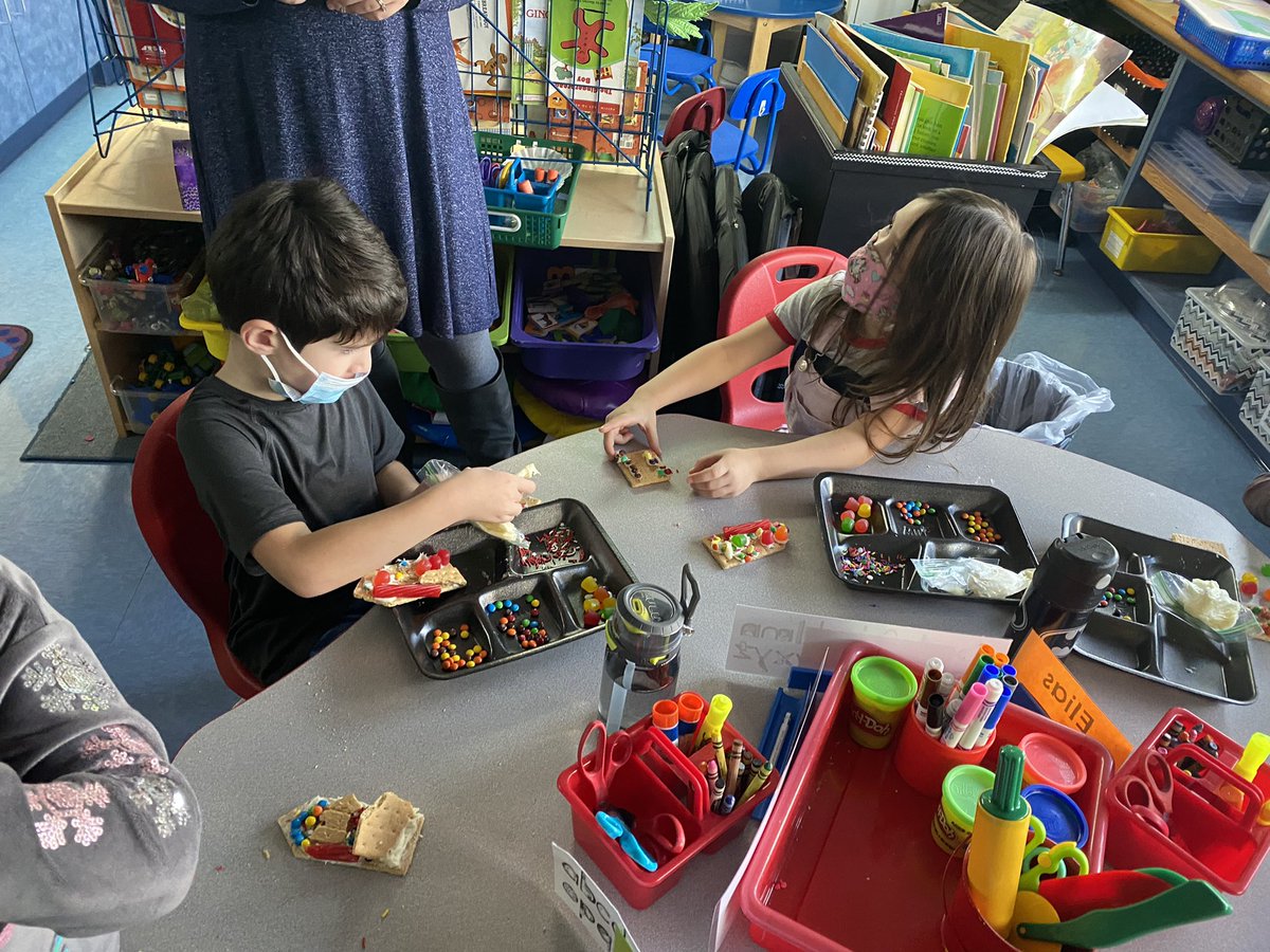 Bellamy_Rome's tweet photo. Gingerbread houses in Kindergarten!! 🎅🏻 https://t.co/8Uoi8J6eAj