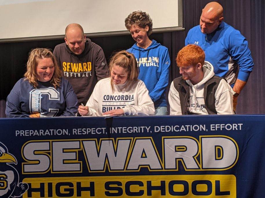 13_jayden_22's tweet photo. Cant wait to be a dawg🐶 @cunesoftball @SewardSoftball https://t.co/j5goHZySW5